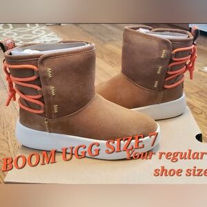 NEW - Women's Classic Boom Ankle UGGS (Size 7)